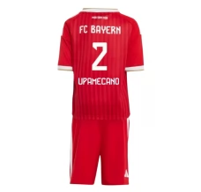 FC Bayern München Upamecano 2 Dječji Domaći Kit 2026/27 FC Bayern München Upamecano 2 Dječji Domaći Kit 2026/27