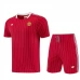Manchester United Trenirka(Dres+Shorts) 2026/27 Crvena Manchester United Trenirka(Dres+Shorts) 2026/27 Crvena